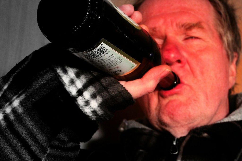 Un travailleur ivre continuant de boire sur le lieu de travail