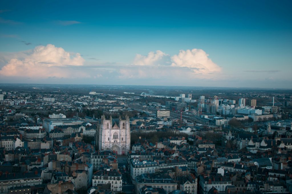 vue aérienne des bâtiments de la ville pendant la journée