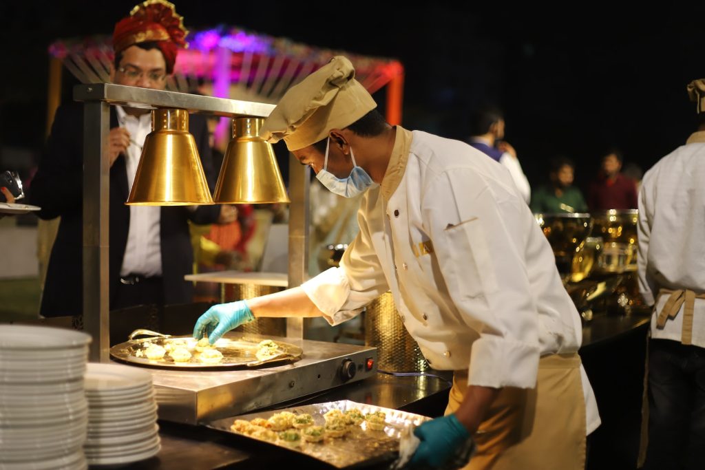 homme en uniforme blanc de chef cuisinant