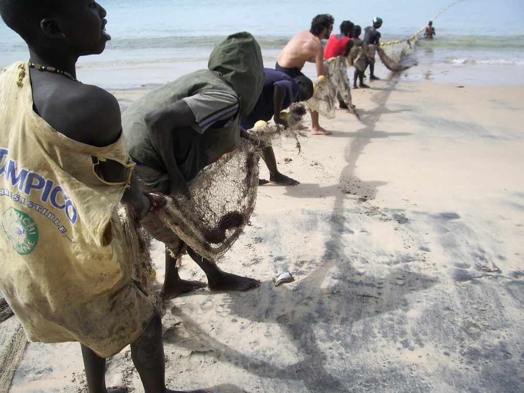 Un touriste s'essaye à la pêche traditionnelle sénégalaise