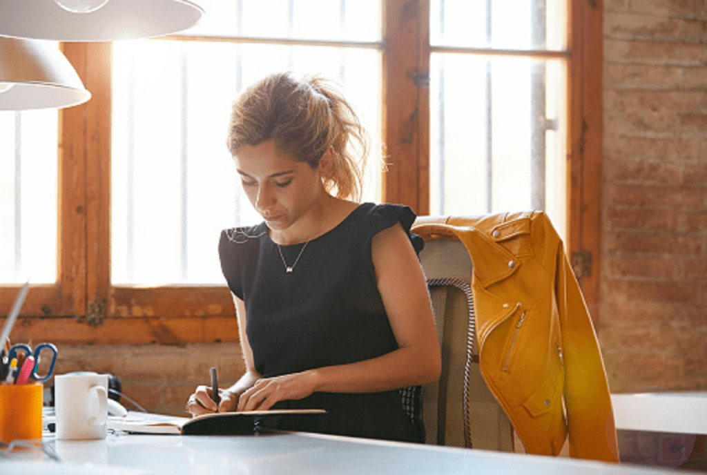 Une professionnelle rédigeant une fiche de poste efficace