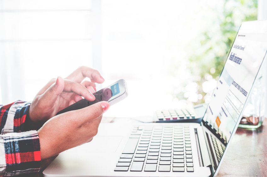 homme avec son smartphone et ordinateur